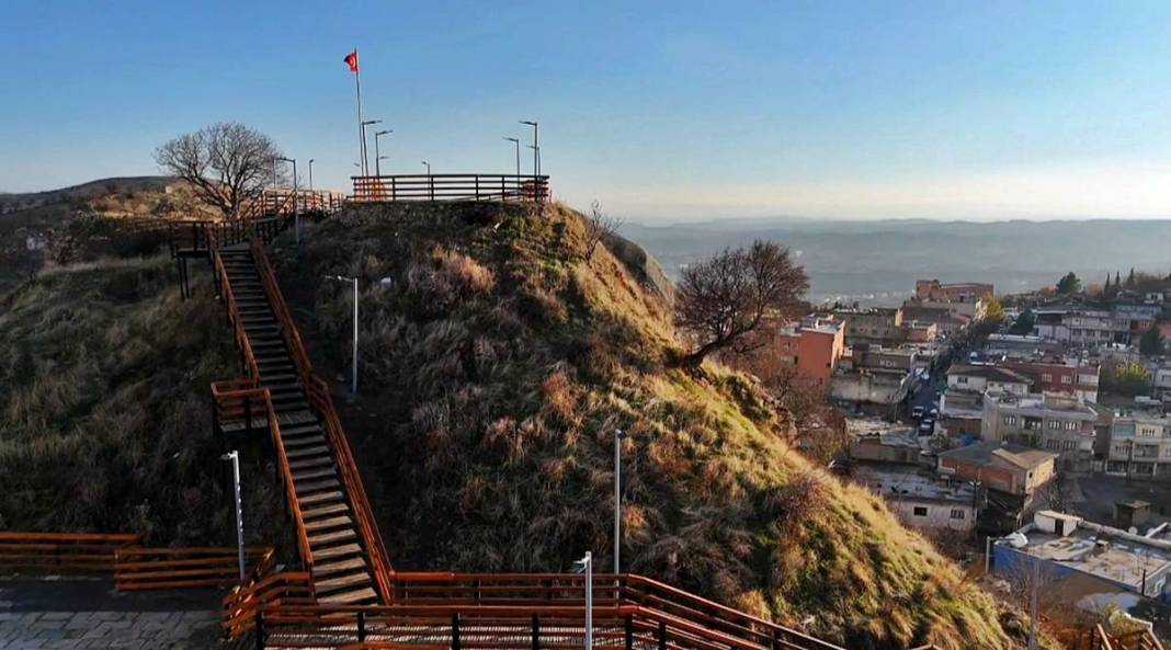 O kentin cazibe merkezi oldu: Tarihi kalede ışıklandırma sürprizi! Hem gündüz, hem akşam ziyaret edilebiliyor 4